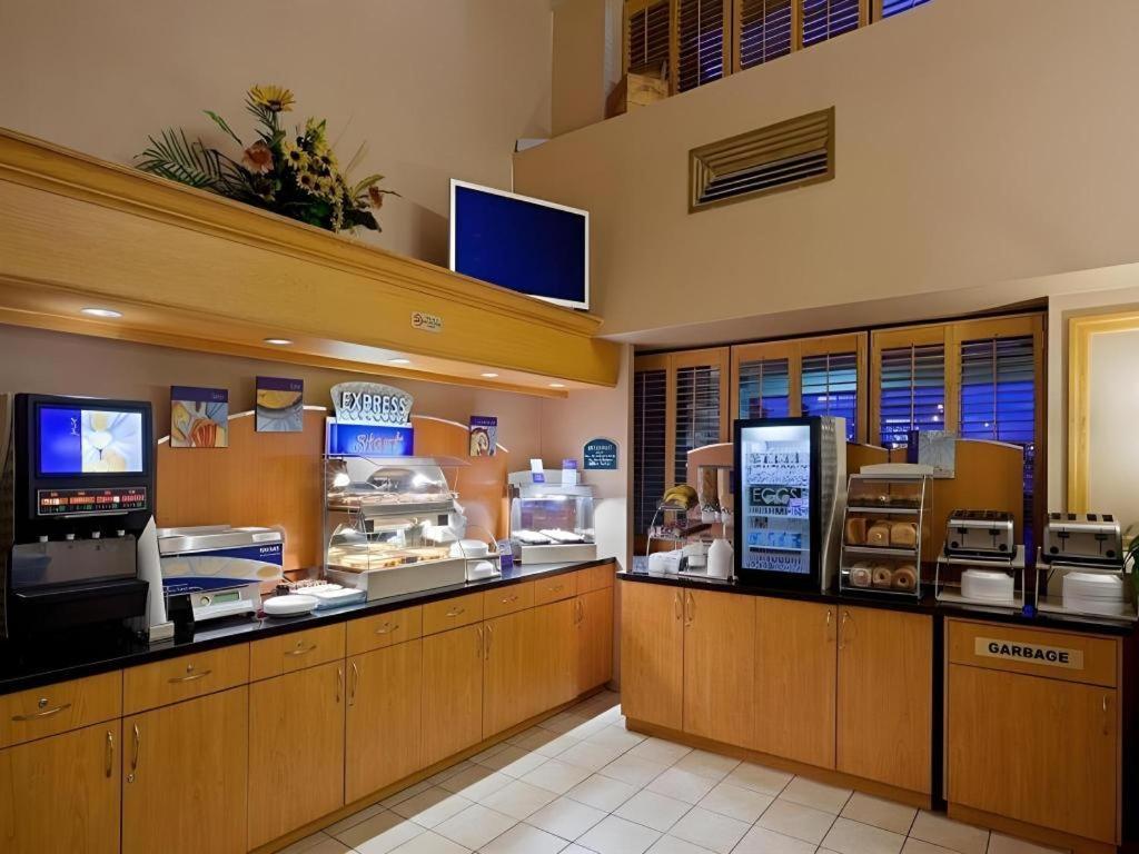 Holiday Inn Express Toronto East - Scarborough By Ihg Zewnętrze zdjęcie