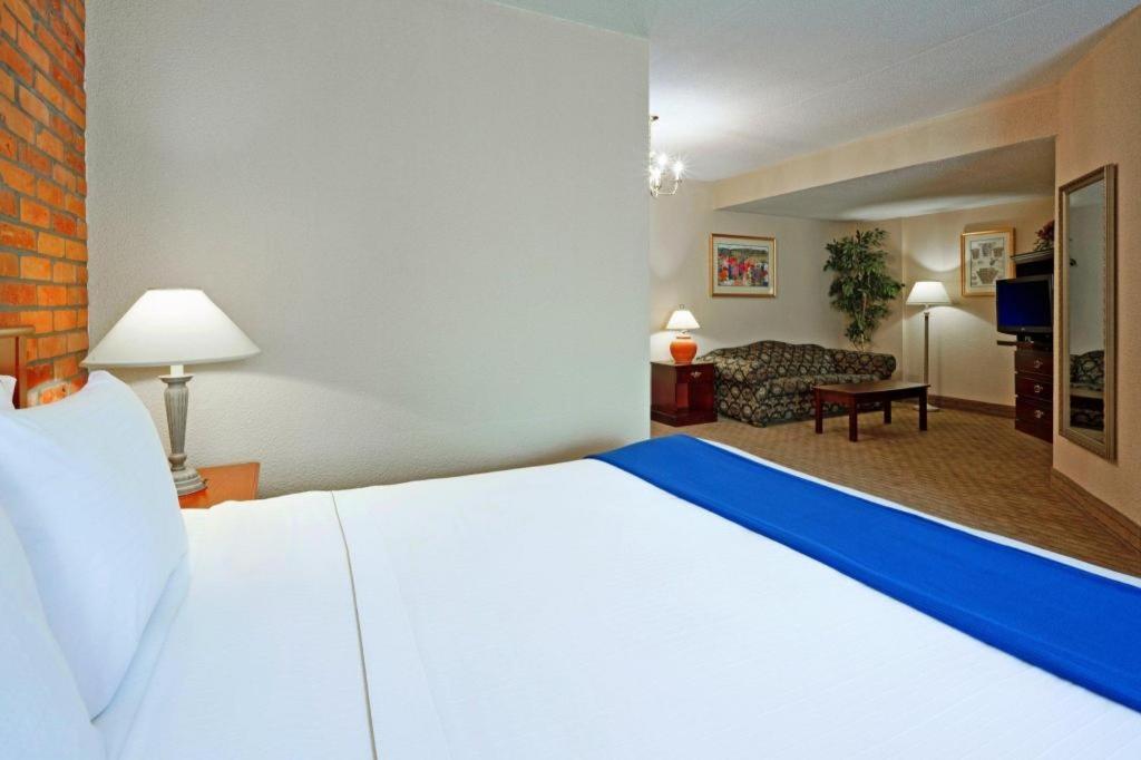 Holiday Inn Express Toronto East - Scarborough By Ihg Zewnętrze zdjęcie